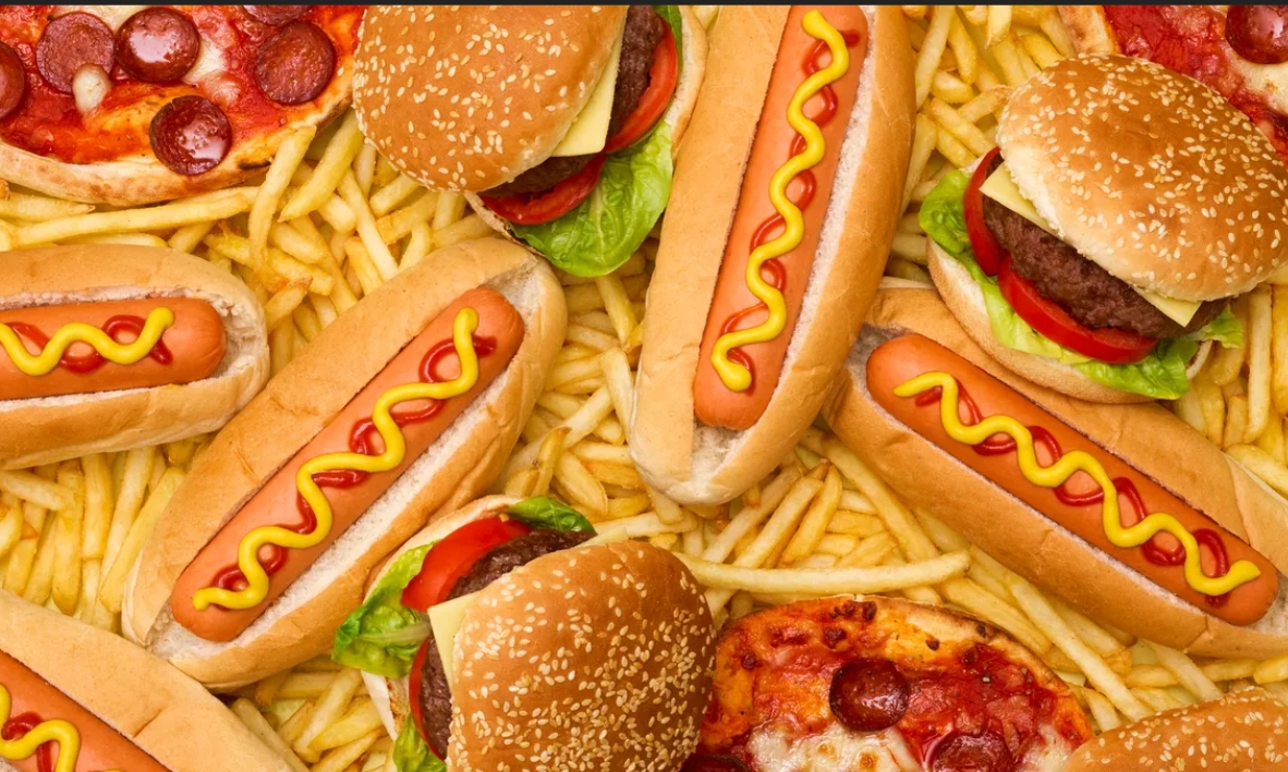 ۱۶ غذای مضر برای سالمندان که باید بشناسید