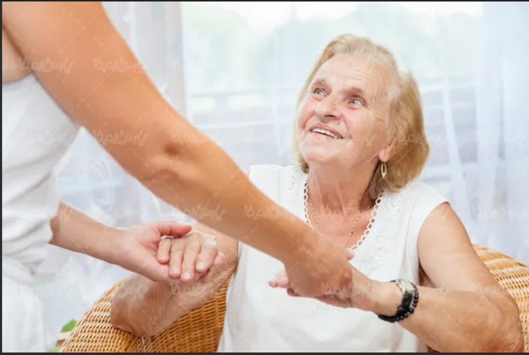 چگونه پذیرش و تعهد (ACT) به سالمندان کمک میکند؟